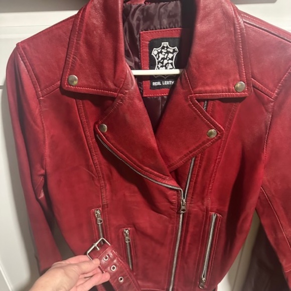 STUNNIING BRAND NEW/NEVER WORN GENUINE RED LEATHER BIKER JACKET SIZE M - Picture 13 of 13
